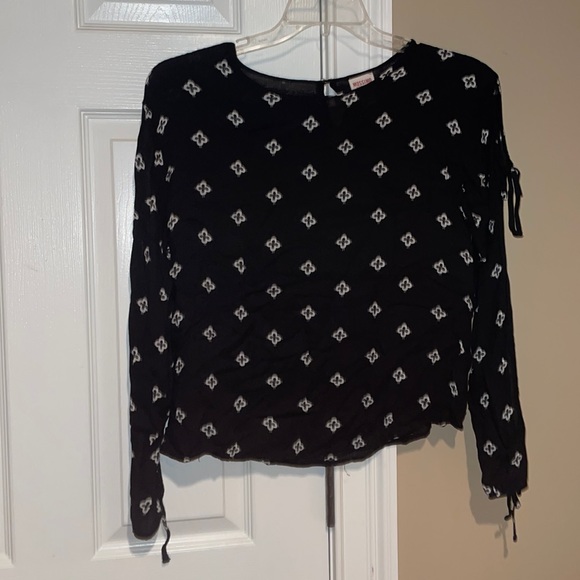 black with white design top , holes down the sleeve - Picture 1 of 3